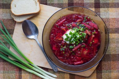 Borsch ekşi krema ve soğan ile bir kase