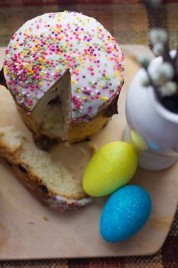 Paskalya kek ve boyalı yumurta. Dini bayram - Paskalya.