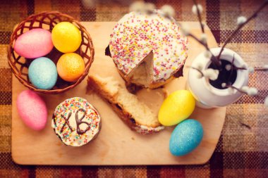 Paskalya kek ve boyalı yumurta. Dini bayram - Paskalya.