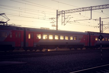 Rus tren. Rus Demiryolları. Demiryolu gün batımında bahar.