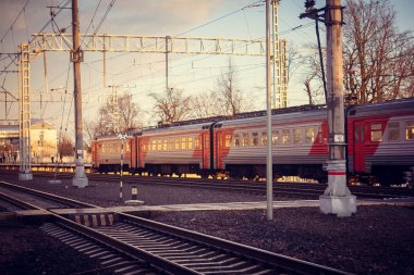 Rus tren. Rus Demiryolları. Demiryolu gün batımında bahar.