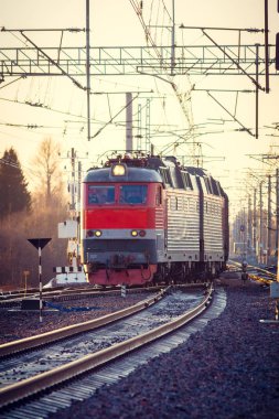 Rus yük treni. Rus Demiryolları. Demiryolu gün batımında bahar