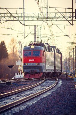 Rus yük treni. Rus Demiryolları. Demiryolu bahar gün batımında. Luban, Nisan 2018