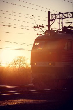 Rus yük treni. Rus Demiryolları. Demiryolu gün batımında bahar