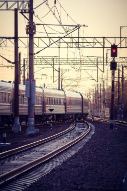 Rus tren. Rus Demiryolları. Demiryolu gün batımında bahar.