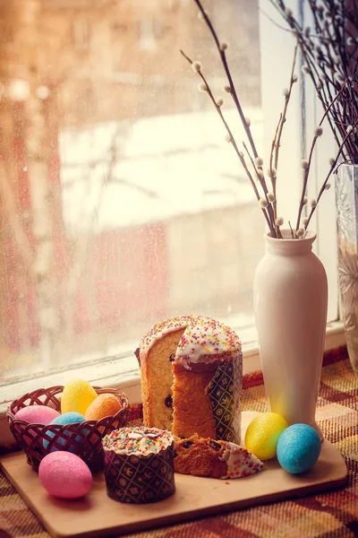复活节蛋糕和染色鸡蛋 宗教节日 复活节 — 图库照片