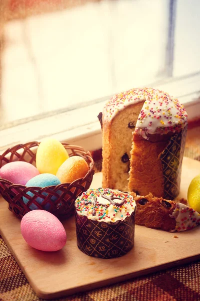 复活节蛋糕和染色鸡蛋 宗教节日 复活节 — 图库照片