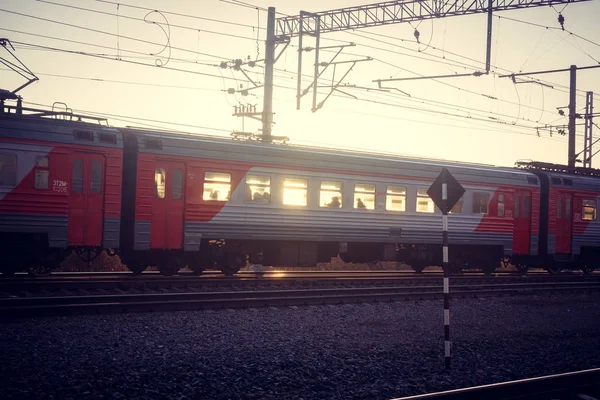 Der Russische Zug Die Russische Eisenbahn Eisenbahn Frühling Bei Sonnenuntergang — Stockfoto