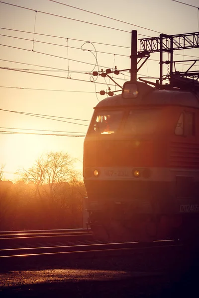 Russischer Güterzug Die Russische Eisenbahn Eisenbahn Frühling Bei Sonnenuntergang — Stockfoto