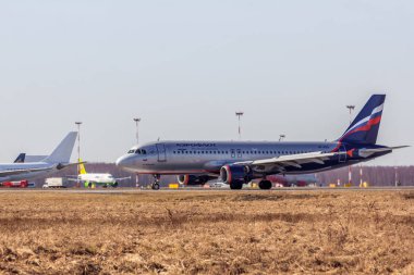 Havaalanında uçak. St Petersburg, Rusya, Nisan 2018. Pulkovo baharda.