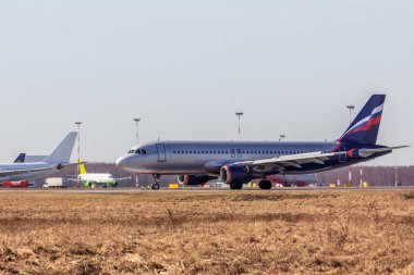 Havaalanında uçak. St Petersburg, Rusya, Nisan 2018. Pulkovo baharda.