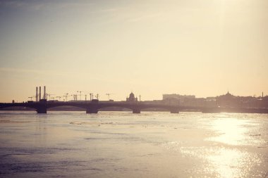Neva Nehri üzerinde St. Petersburg köprü