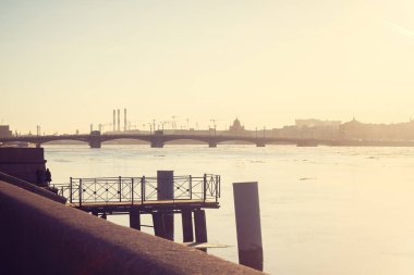 Bahar gün batımında St Petersburg. Akşam ışığı. Akşam şehir. Rusya'nın şehirler. Antik kentin