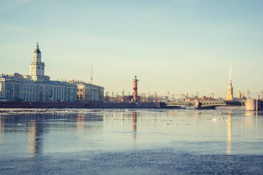 Gün batımında ilkbaharda Neva nehir St Petersburg