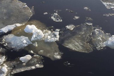 Gün batımında ilkbaharda Neva nehir St Petersburg
