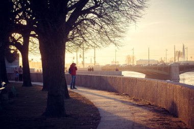Bahar gün batımında St Petersburg. Akşam ışığı. Akşam şehir. Rusya'nın şehirler. Antik kentin