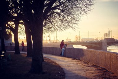 Bahar gün batımında St Petersburg. Akşam ışığı. Akşam şehir. Rusya'nın şehirler. Antik kentin