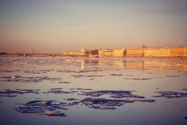 Gün batımında ilkbaharda Neva nehir St Petersburg