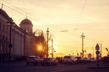 Bahar gün batımında St Petersburg. Akşam ışığı. Akşam şehir. Rusya'nın şehirler. Antik kentin