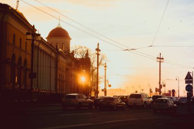 Bahar gün batımında St Petersburg. Akşam ışığı. Akşam şehir. Rusya'nın şehirler. Antik kentin