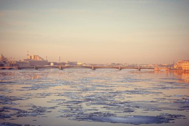 Gün batımında ilkbaharda Neva nehir St Petersburg