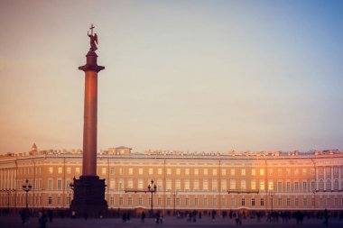 Bahar gün batımında St Petersburg. Akşam ışığı. Akşam şehir. Rusya'nın şehirler. Antik kentin