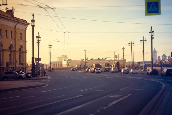 Bahar gün batımında St Petersburg. Akşam ışığı. Akşam şehir. Rusya'nın şehirler. Antik kentin