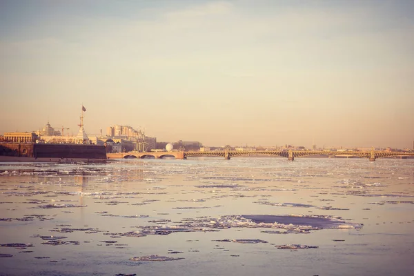 在圣彼得堡的夕阳下 在春天的无上河 — 图库照片