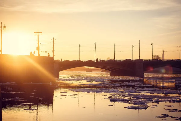 Gün batımında ilkbaharda Neva nehir St Petersburg