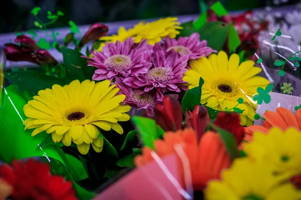 슈퍼마켓에 꽃다발 — 스톡 사진