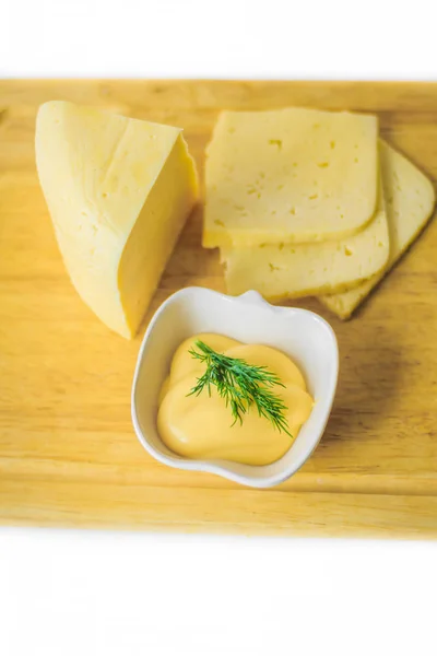 Käse Und Käsesauce Auf Einem Holzbrett — Stockfoto