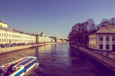 Nehir tekne St. Petersburgapril 2018, St. Petersburg, Rusya Federasyonu kanalları aracılığıyla