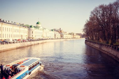 Nehir tekne St. Petersburgapril 2018, St. Petersburg, Rusya Federasyonu kanalları aracılığıyla