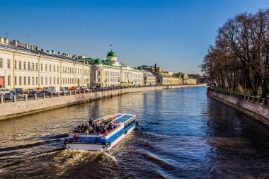 Nehir tekne St. Petersburgapril 2018, St. Petersburg, Rusya Federasyonu kanalları aracılığıyla