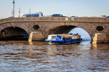 Nehir tekne St. Petersburgapril 2018, St. Petersburg, Rusya Federasyonu kanalları aracılığıyla