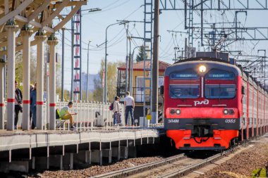 Rus elektrikli tren rayları üzerinde. Demiryolları Rusya, Rusya'nın Leningrad region, Pargolovo İstasyonu, 8 Mayıs 2018, şehirler ve köyler bir tur ilkbahar-yaz