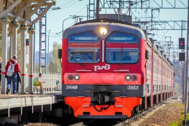 Rus elektrikli tren rayları üzerinde. Demiryolları Rusya, Rusya'nın Leningrad region, Pargolovo İstasyonu, 8 Mayıs 2018, şehirler ve köyler bir tur ilkbahar-yaz