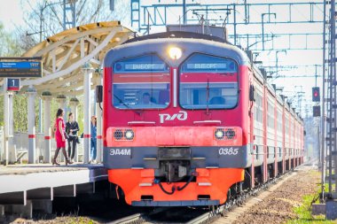 Rus elektrikli tren rayları üzerinde. Demiryolları Rusya, Rusya'nın Leningrad region, Pargolovo İstasyonu, 8 Mayıs 2018, şehirler ve köyler bir tur ilkbahar-yaz