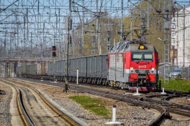 Railsrussia, istasyon Pargolovo, 8 Mayıs 2018 üzerinde Rus elektrikli tren