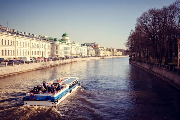 Nehir tekne St. Petersburgapril 2018, St. Petersburg, Rusya Federasyonu kanalları aracılığıyla