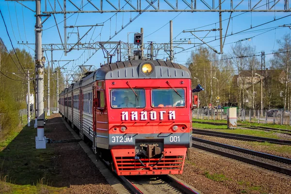 Train Russe Est Approché Plate Formerussie Région Leningrad Mai 2018 — Photo