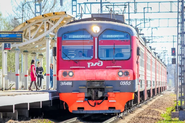 Rus elektrikli tren rayları üzerinde. Demiryolları Rusya, Rusya'nın Leningrad region, Pargolovo İstasyonu, 8 Mayıs 2018, şehirler ve köyler bir tur ilkbahar-yaz