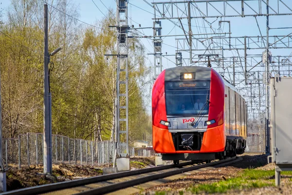 俄罗斯电工在铁轨上 俄罗斯 俄罗斯 列宁格勒地区 Pargolovo 2018年5月8日的铁路 城市和村庄的旅游春夏 — 图库照片
