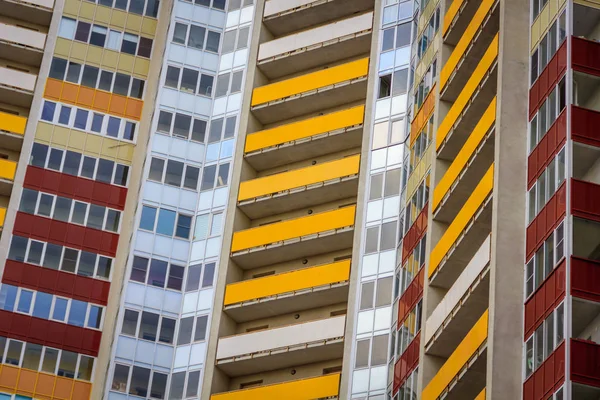 Windows Ett Högt Bostadshus — Stockfoto