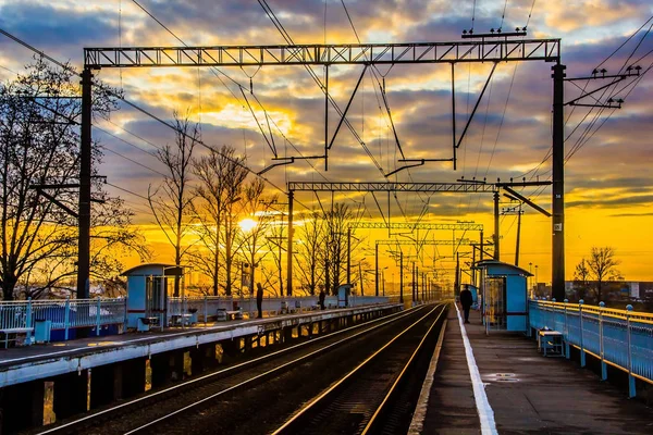 Ηλιοβασίλεμα Στο Σιδηροδρομικό Στη Ρωσία — Φωτογραφία Αρχείου