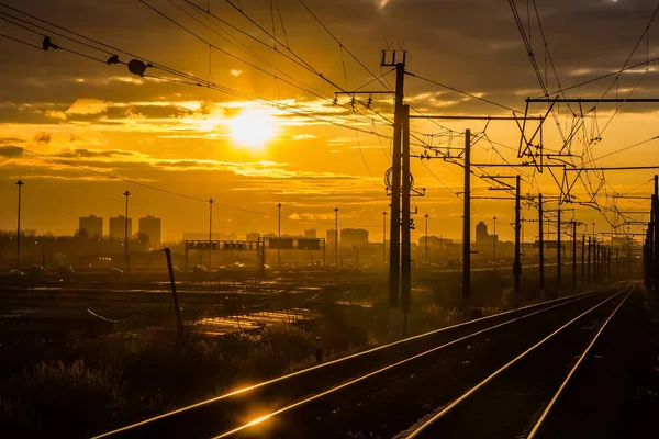 Ηλιοβασίλεμα Στο Σιδηροδρομικό Στη Ρωσία — Φωτογραφία Αρχείου