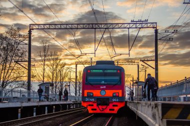 Elektrikli tren tren istasyonunda. Petersburg, Rusya, Nisan 29, 2018railway İstasyonu, 
