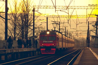 Elektrikli tren tren istasyonunda. Petersburg, Rusya, Nisan 29, 2018railway İstasyonu, 