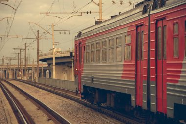Elektrikli tren tren istasyonunda. Petersburg, Rusya, Nisan 29, 2018railway İstasyonu, 