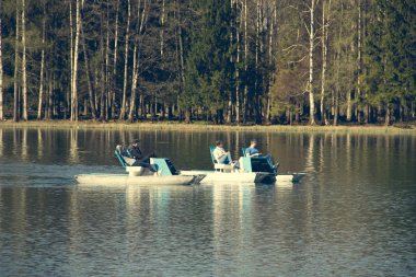 İnsanlar catamaransmay 2018, Gatchina, Rusya Federasyonu gölde binmek